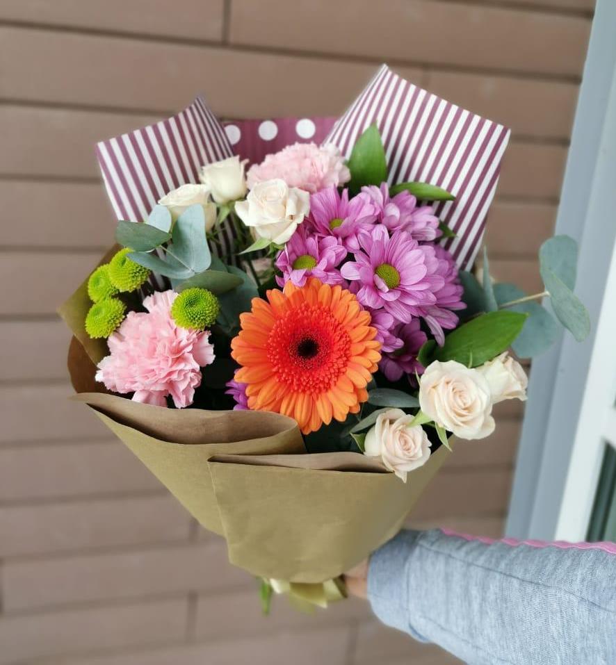 Букет цветов из: Розы, Хризантемы, Гвоздики и Герберы в Александров Гае