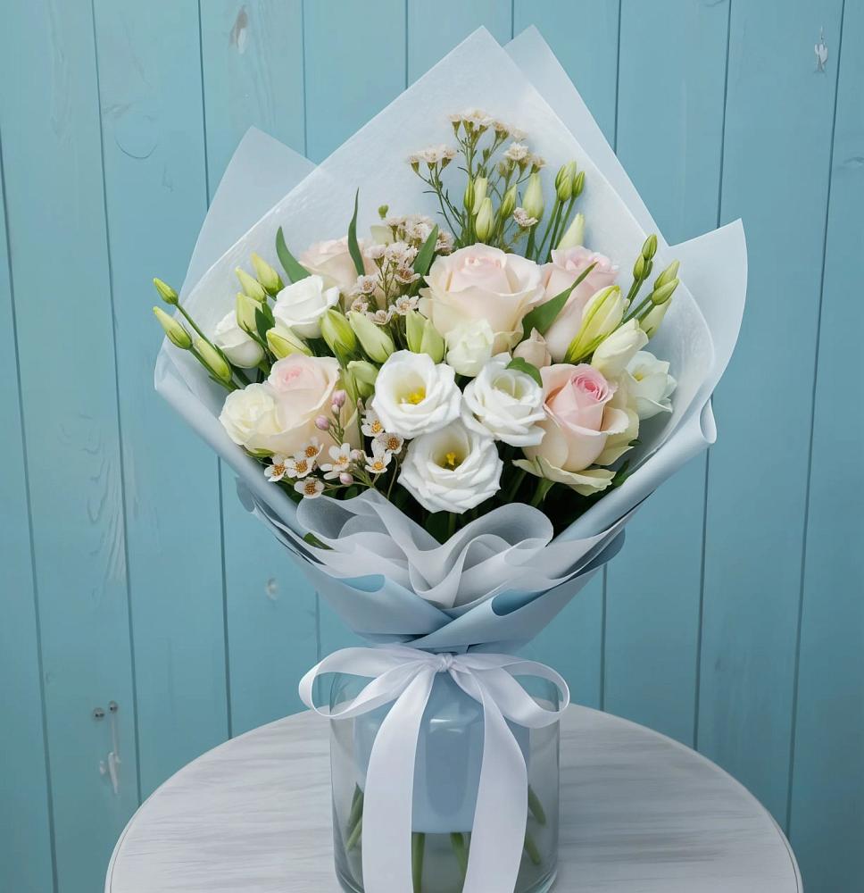 Букет цветов из: Розы и Лизиантусы в Александров Гае