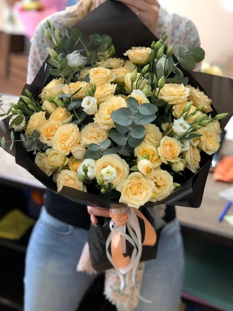 Букет цветов из: Розы и Лизиантусы в Александров Гае