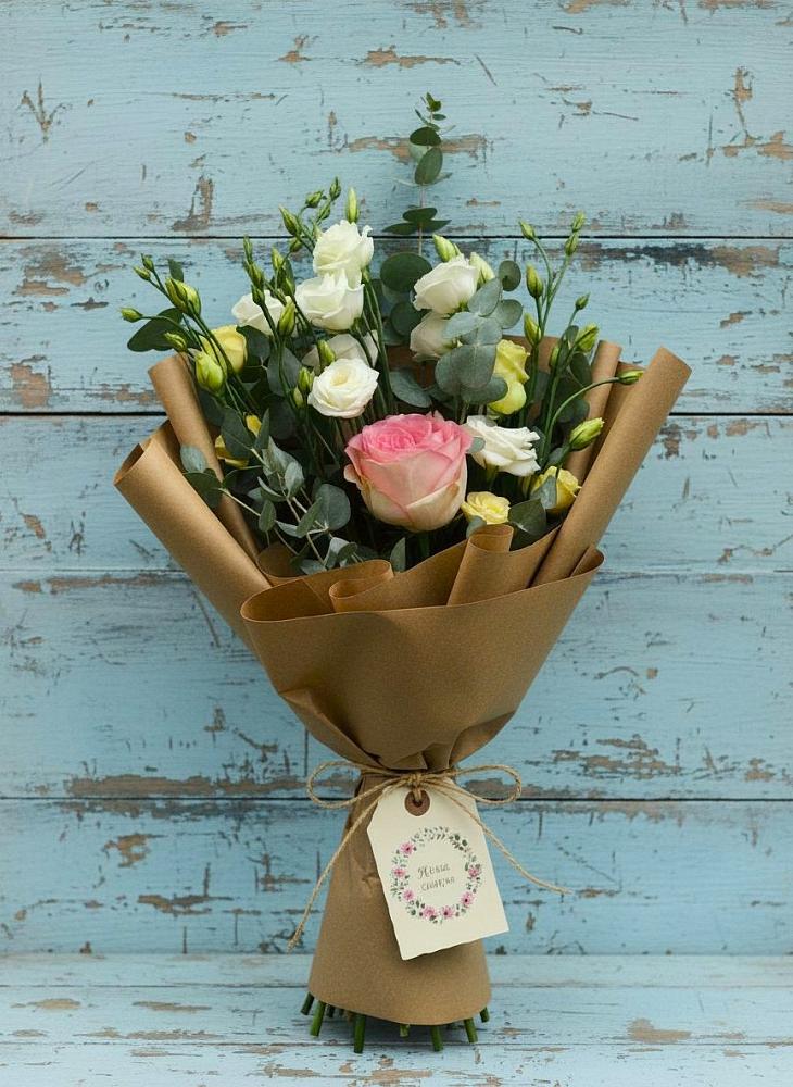 Букет цветов из: Розы и Лизиантусы в Александров Гае