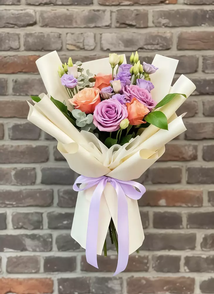 Букет цветов из: Лизиантусы и Розы в Александров Гае