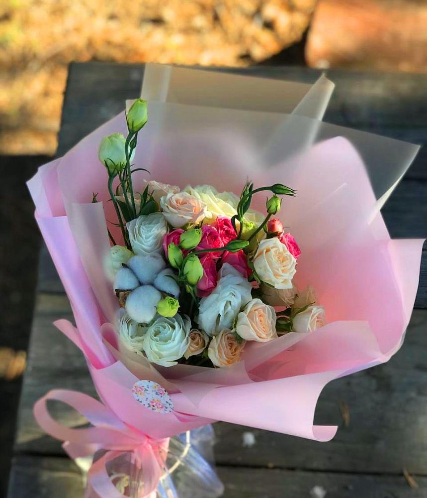 Букет цветов из: Розы и Лизиантусы в Александров Гае