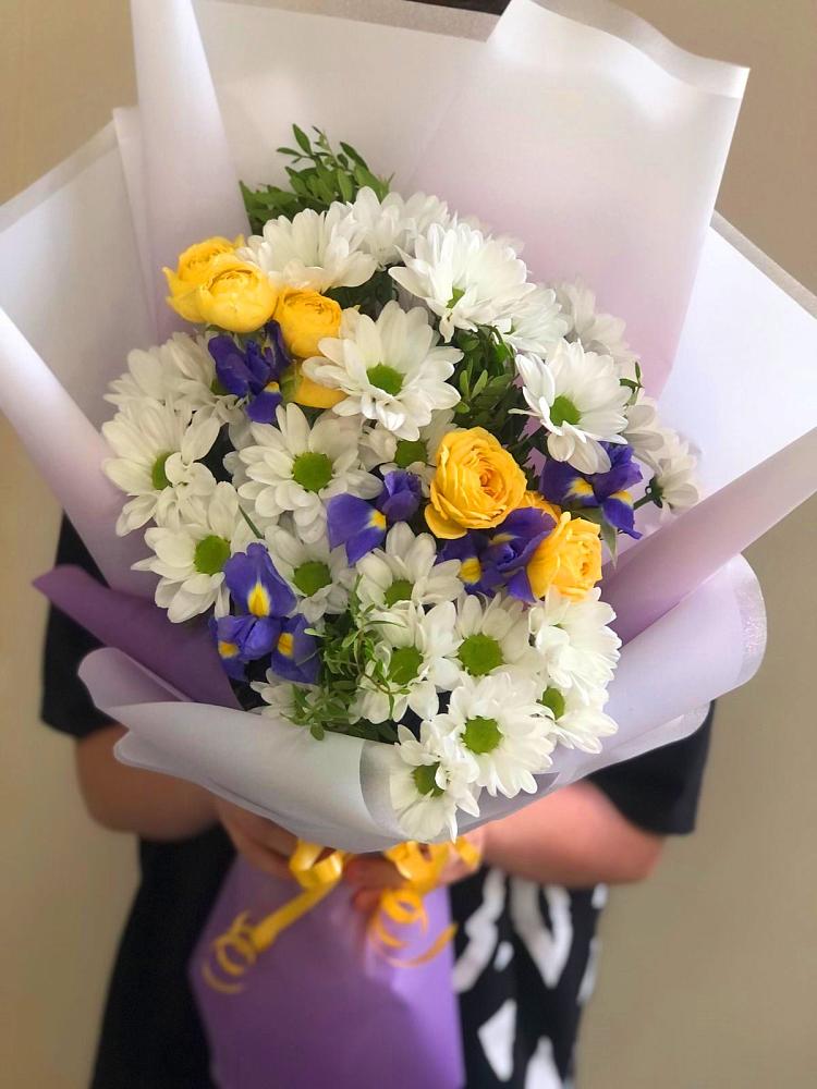 Букет цветов из: Ирисы, Хризантемы и Розы в Александров Гае