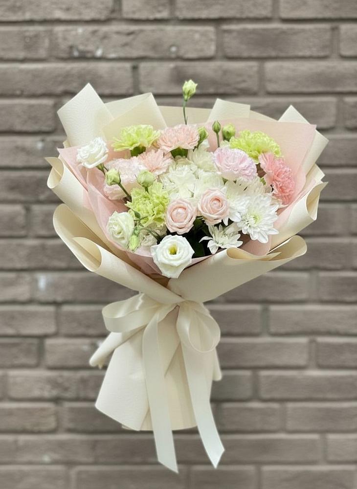 Букет цветов из: Гвоздики, Розы, Лизиантусы и Хризантемы в Александров Гае