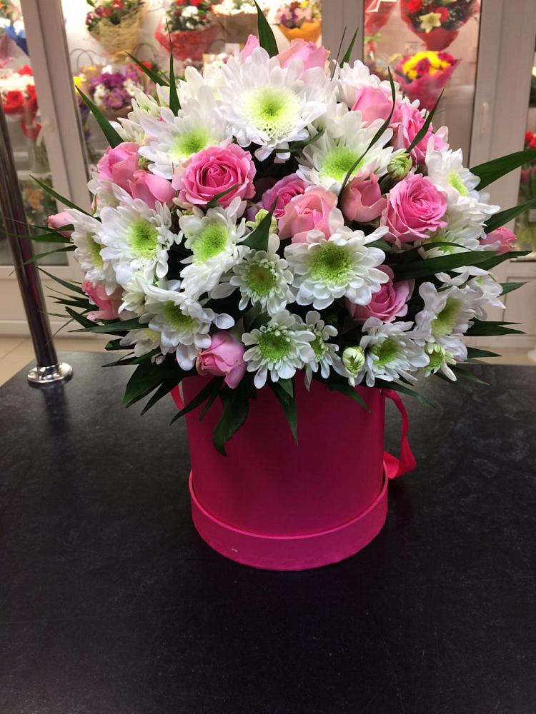 Цветочная композиция из Розы и Хризантемы в шляпной коробке в Александров Гае