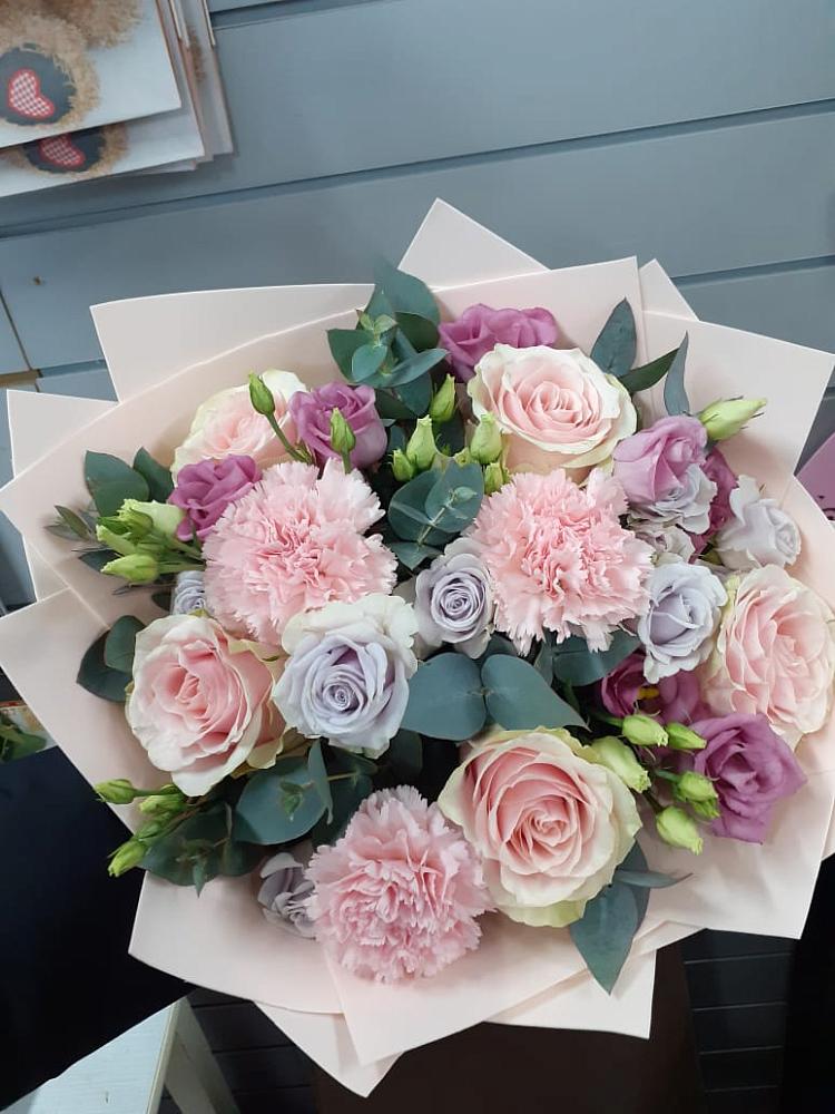 Букет цветов из: Розы, Гвоздики и Лизиантусы в Александров Гае