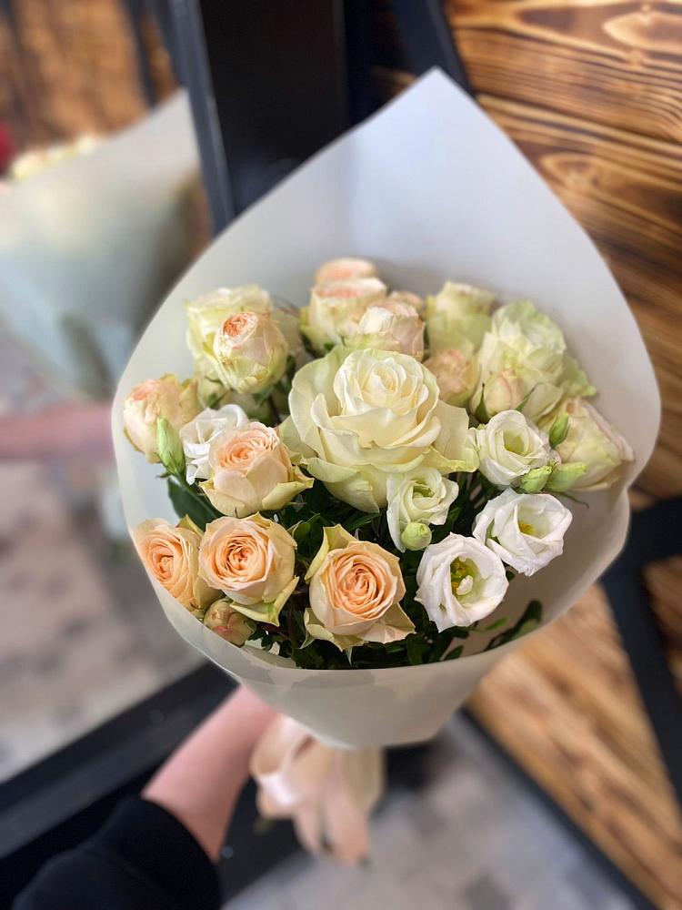 Букет цветов из: Розы и Лизиантусы в Александров Гае