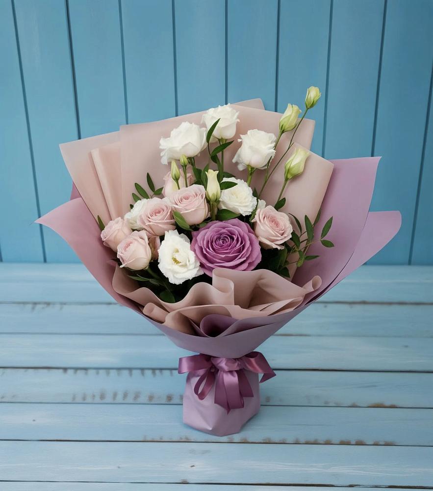 Букет цветов из: Розы и Лизиантусы в Александров Гае